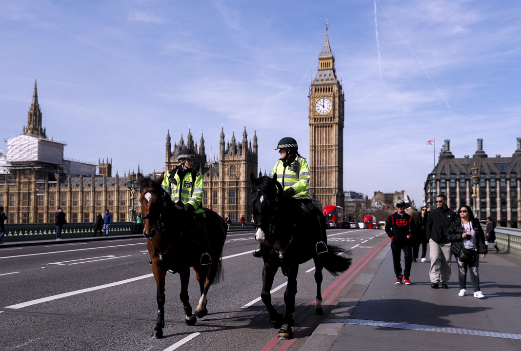 恐襲後，兩名英國警察在西敏寺大橋上巡邏。