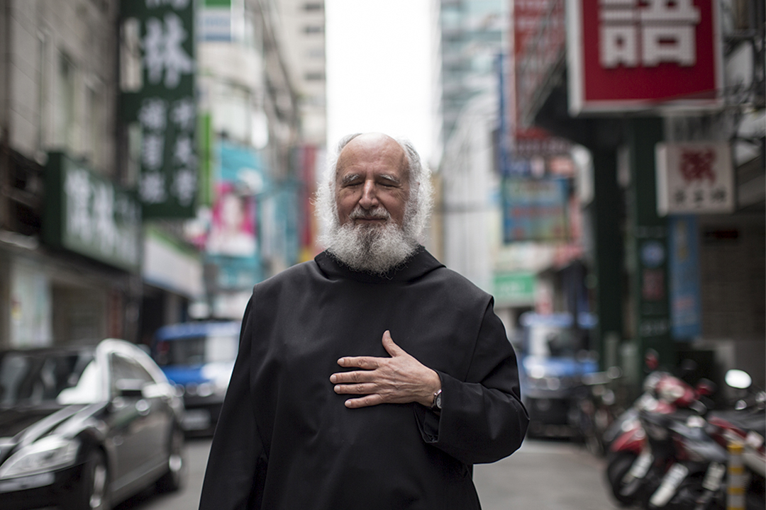 古倫神父認為一個領導者最重要的,是以慈悲心去理解社會的苦難,以及懂得如何面對人民的苦難。