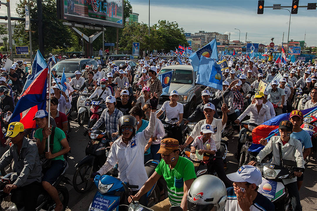 2013年7月26日,在柬埔寨金邊,柬埔寨救國黨的大批支持者於選舉前發起遊行。