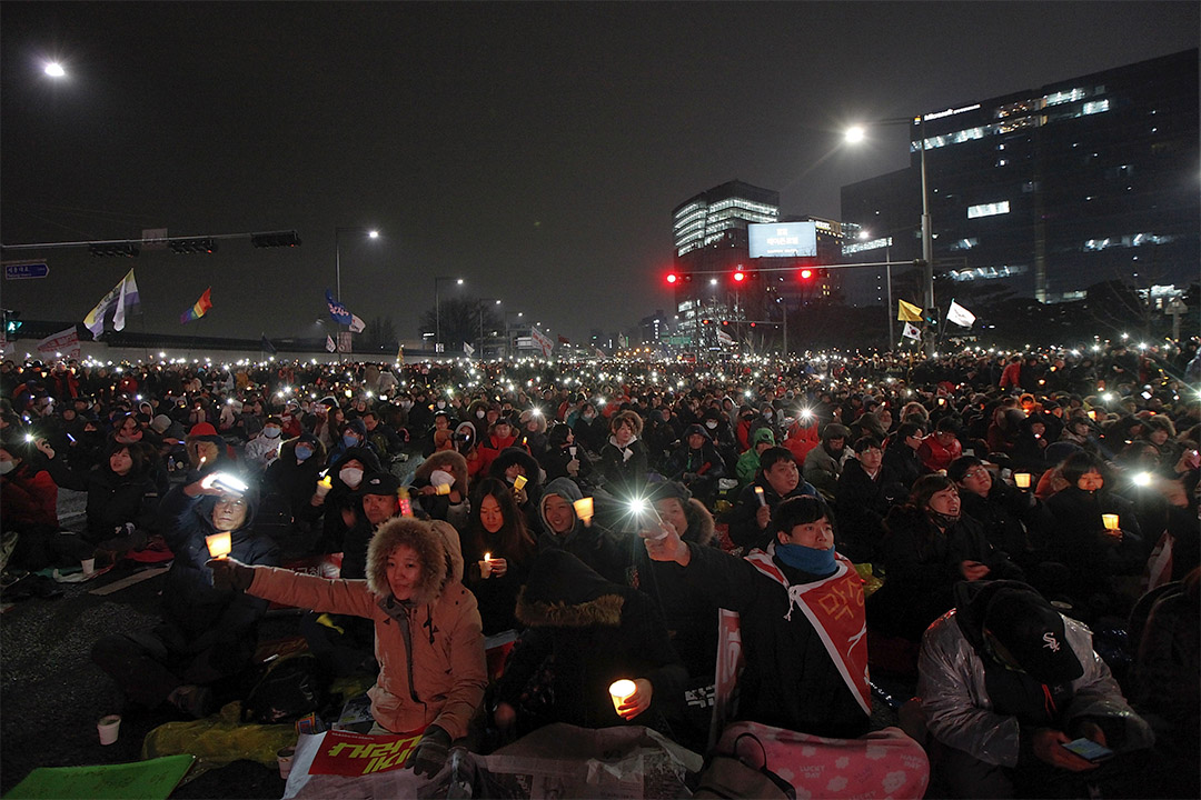 2016年11月26日,大批人士聚集在市中心的主要街道,抗議樸槿惠「閨蜜干政」。