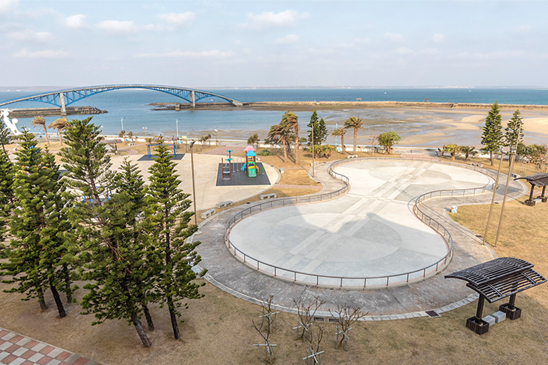 島上最終卻幸無槍下亡魂。僅有海邊的牌樓與海水浴場，銘記這段暗潮洶湧的日子。