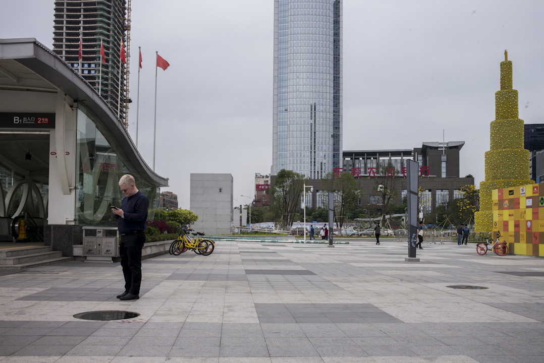 近年John 從北京遷到廣東，成為一家原料公司和文化培訓機構的老闆，過去23年，足跡走遍半個中國。