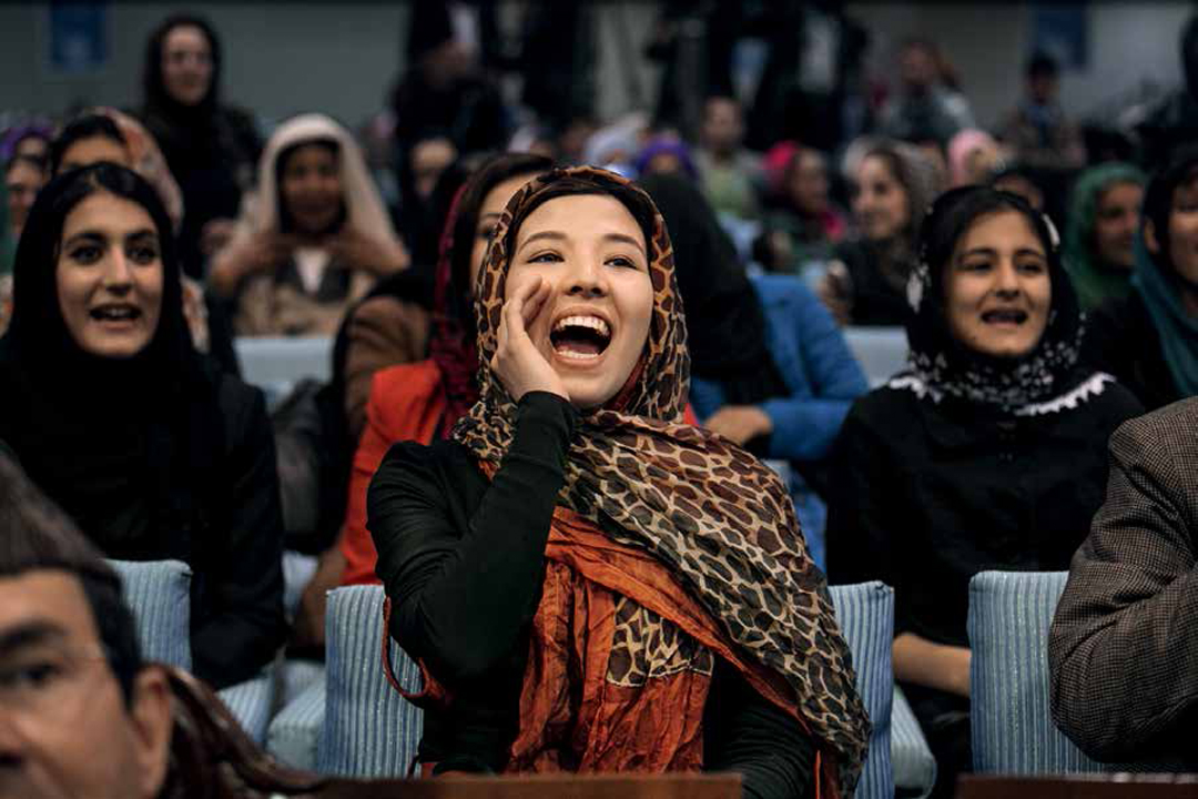 2014年3月31日,女性群眾在阿富汗副總統候選人哈比巴.沙拉比(Habiba Sarabi)的選舉集會上喝采。
