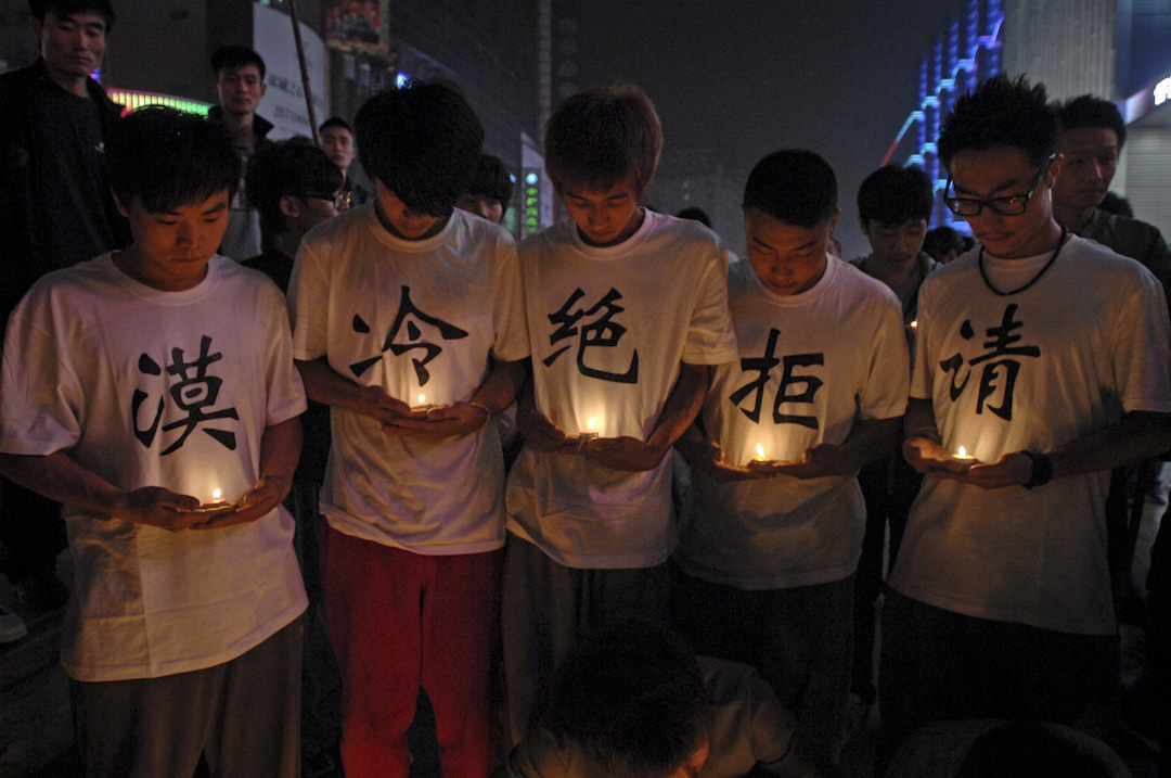 2011年10月22日,小悅悅去世第二天,天津濱海新區塘沽步行街上一群跑酷少年用自己特有的方式悼念小悅悅,身穿「請拒絕冷漠」T恤衫,在城市中疾走,以期喚醒公眾責任與良知。
