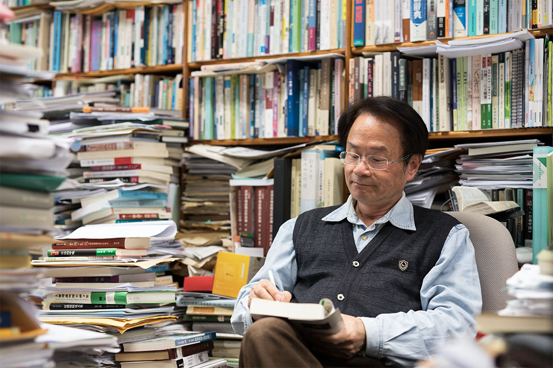 任職台灣中央研究院近代史研究所的陳儀深,以彭明敏文教基金會的名義接受委託、完成了第一部學術規格的「陳水扁先生口述歷史」。