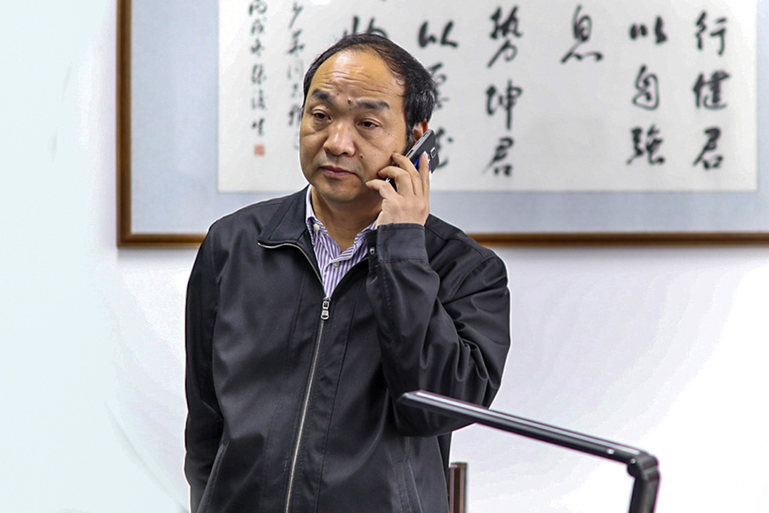 政府也找到電商校長賈少華,四月份的全球網商大會結束後,政府提議在工商學校開班,專門以電商網絡模特為專業,用來補齊產業鏈。