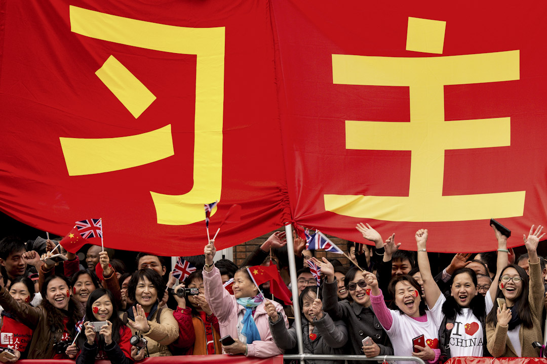 2015年10月23日,在英国留学的中国留学生,欢迎来到当地访问的国家主席习近平。