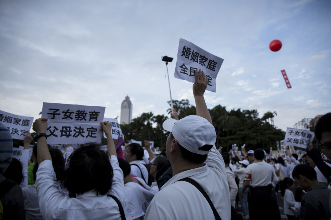 2016年12月3日,护家盟发起“百万家庭站出来!婚姻家庭,全民决定”游行。