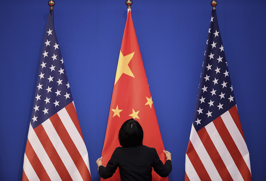 在中國裏的權威主義、資訊因封鎖而不流通、人們要接受被塑造出來的「現實」與及真實之間的落差,是一種「不能表達自我」的壓抑的「空氣」。圖為一場中美記者會,工作人員於開始前整理現場環境。