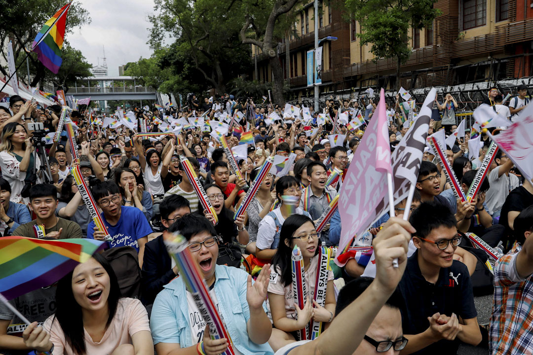 2017年5月24日,同性婚姻支持者在台北市内举行集会,在听到立法院宣告《民法》不允许同性建立“亲密、排他、永久关系”的相关规定违宪后,支持者立刻呐喊欢呼。