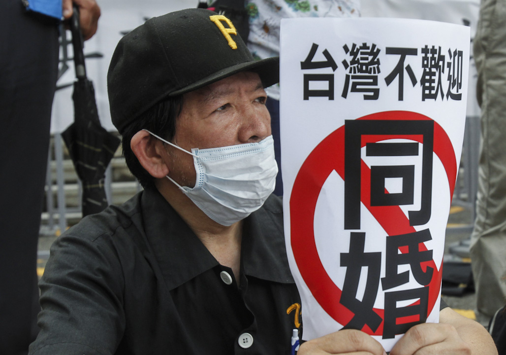 2017年5月24日,反同性婚姻的抗议民众聚集约50人到司法院大门口,有示威者拿著“台湾不欢迎同婚”的标语。