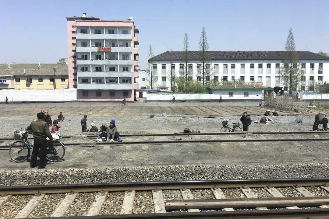 由車上觀看北韓的街上景像。