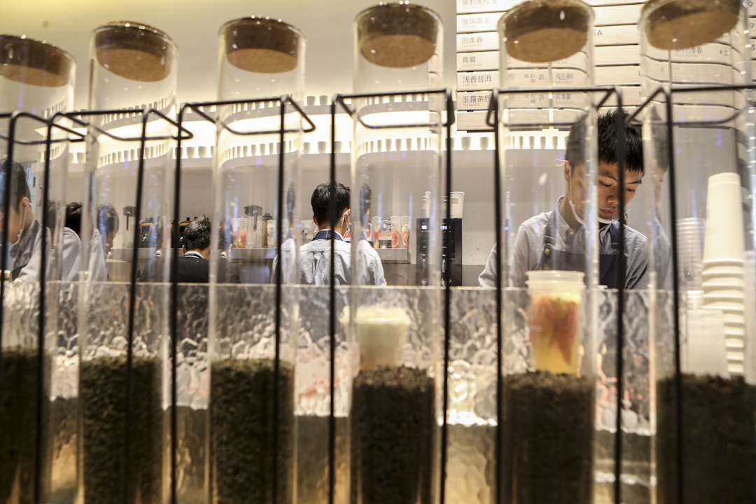“喜茶”门市通过透明厨房将制作程序展示给顾客欣赏,表现“手作”感。