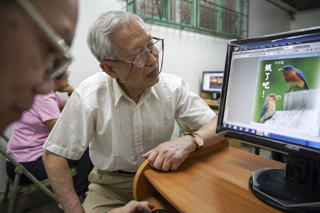 長輩們正在於電腦上畫「長輩圖」。