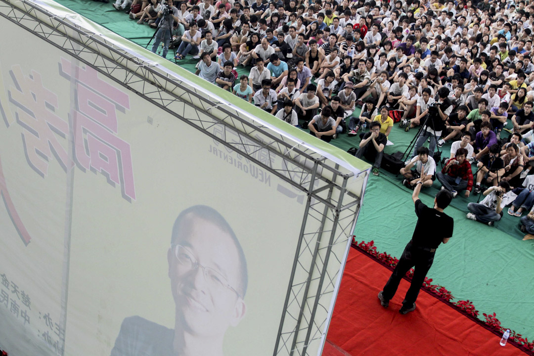 古典曾經是新東方的一名GRE詞彙老師,也培訓過上千名新東方講師,曾「目睹無數中國教育下的一流人才的迷茫和糾結」,「意識到對於很多這樣的年輕人,『找到自我』比『去好大學』更重要」。圖為新東方創辦人俞敏洪在武漢演講。