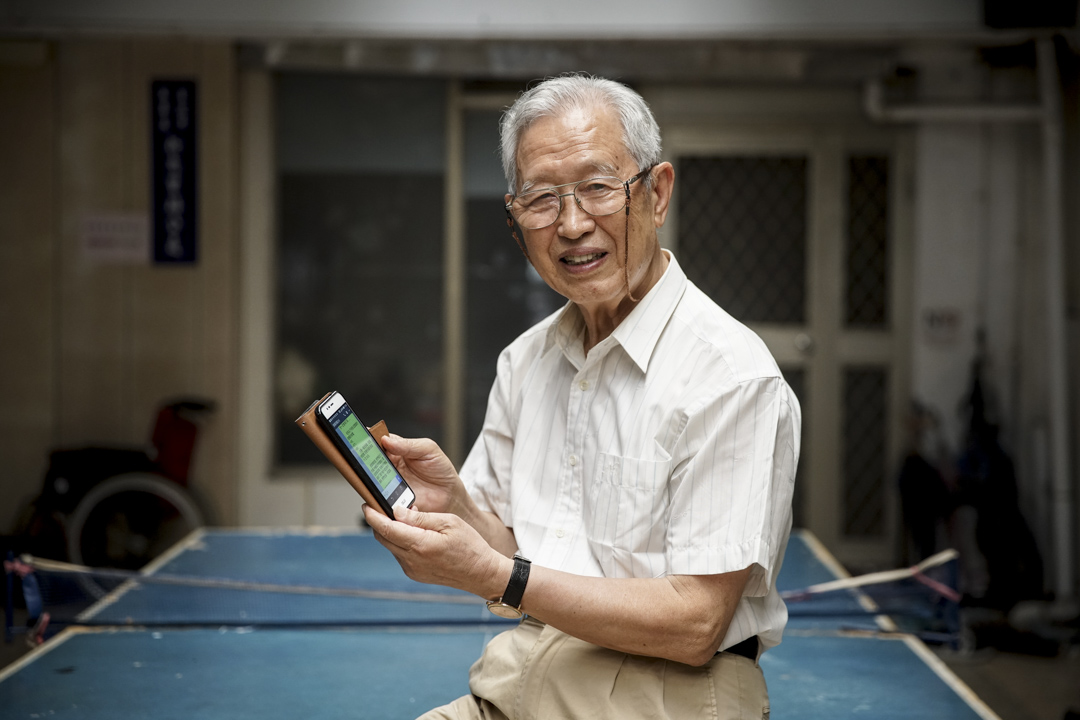 1930年出生的張望豪，65歲退休後開始到文化大學進修推廣部學習電腦軟體，曾將他的電腦繪圖作品送到資策會，參加65歲以上長者的競賽獲選，資策會頒法他第一屆「資訊爺爺」的殊榮。