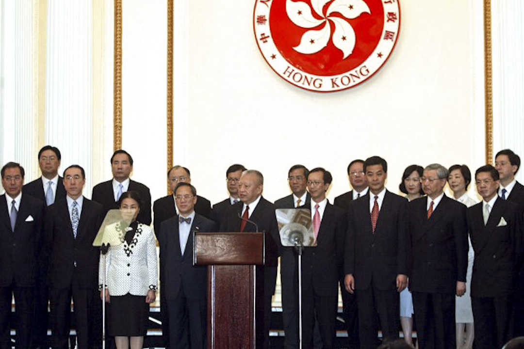董建华于其特首第二届任期(2002年7月1日)开始推行主要官员问责制。
