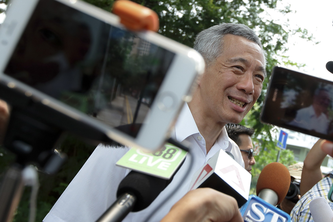在新加坡人的印象中,第一家庭长久以来都相当低调,除了总理李显龙在新传播时代显得非常“与时俱进”,在脸书上和选民们互动频繁,为执政的人民行动党“圈粉”无数以外,他的弟妹李玮玲和李显扬一向鲜少出现在公众视野之中。
