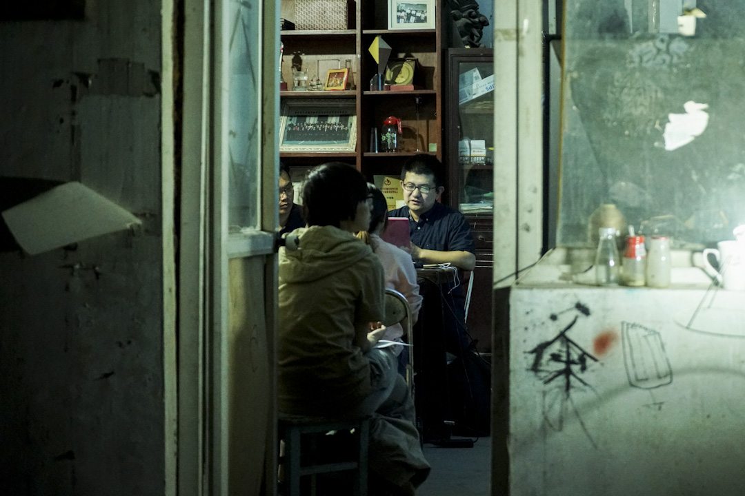 2014年，皮村文學小組成立，由北京大學文學博士張慧瑜（中）擔任指導，每週末為工友開設兩個小時的文學課。