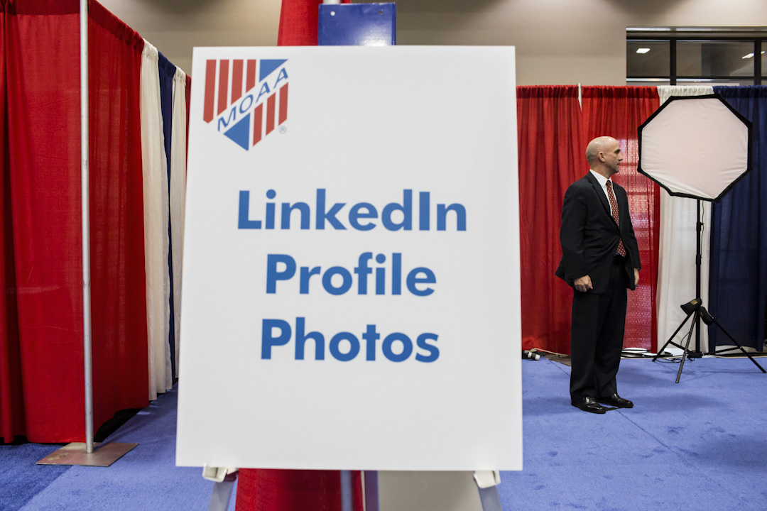 Linkedin这家体量在万余人的上市公司,在2015年的时候大概有接近200名Growth团队。这其中绝大多数的growth hacker,都是数据分析或者工程师出身,极少数是产品经理。图为Linkedin于一个职业展览会上替退伍军人拍摄人像照片。