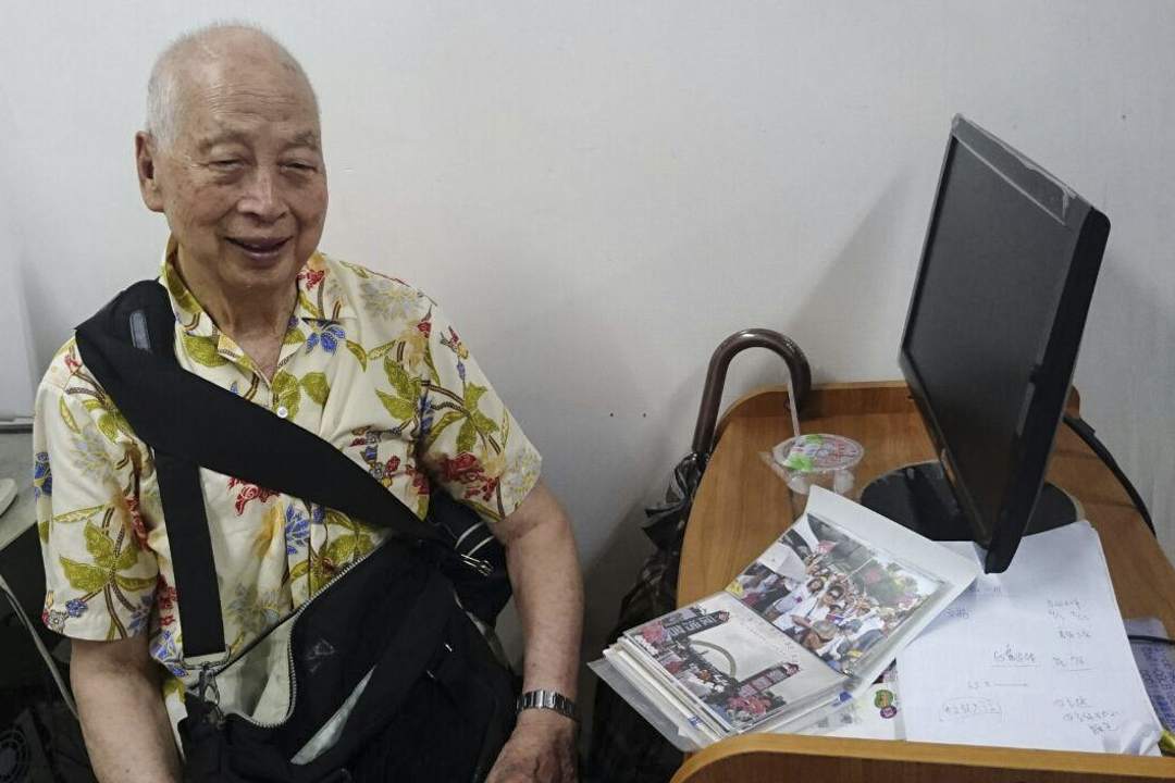 李尚達在終戰七十年時，接受前總統馬英九頒發勳章。