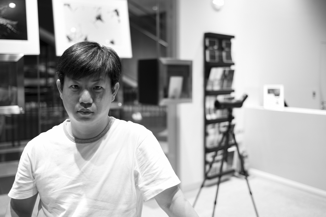 30歲的張文瀚在台北榮民總醫院擔任攝影師，多年來聽了許多醫生有關醫療糾紛的故事後，想把它拍出來。因為事件的發生總無法預期，無法以「紀實攝影」表現，因此，他開始嘗試「編導攝影」，更找來醫師與護理人員作為他攝影的主角，以他們本人來呈現他們遇過的事情，更具說服力。