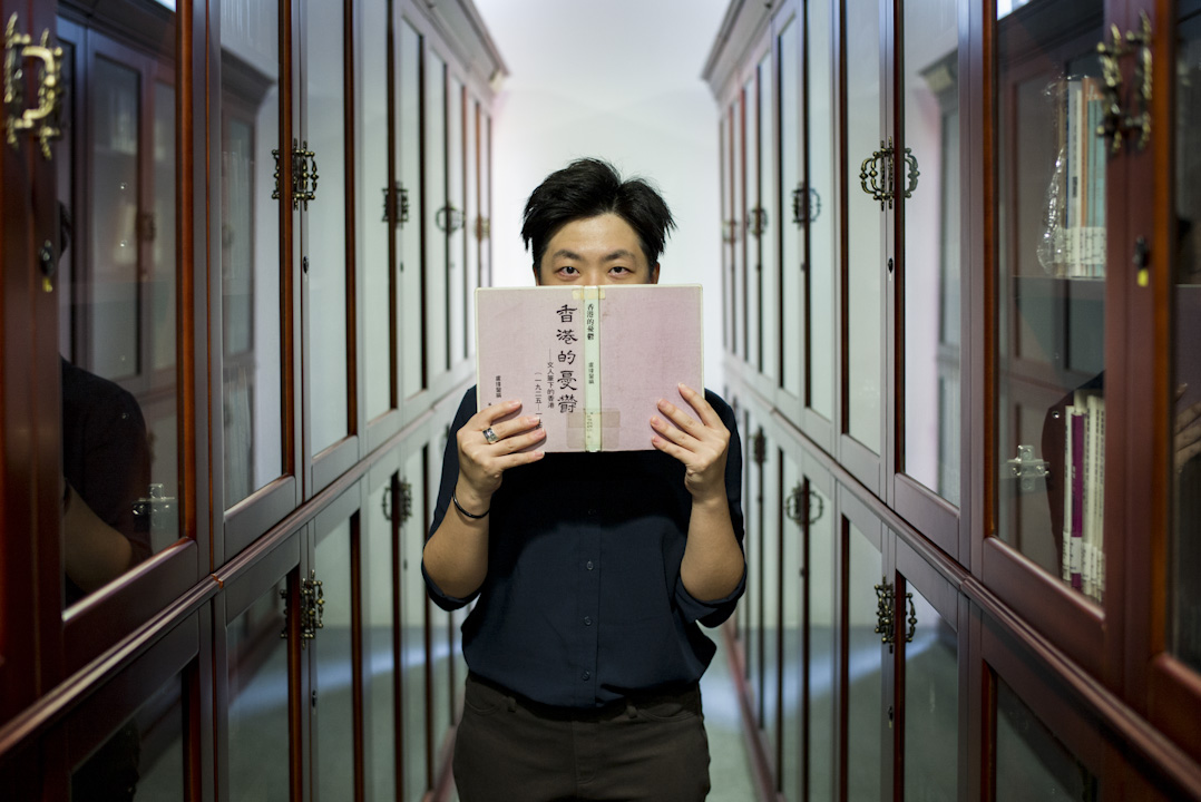 阿離手持小思在1983年出版的《香港的憂鬱》,其中如此形容香港:「沒有人會否認她的重要性,但奇怪的是也從沒有什麼人真正愛過她。」