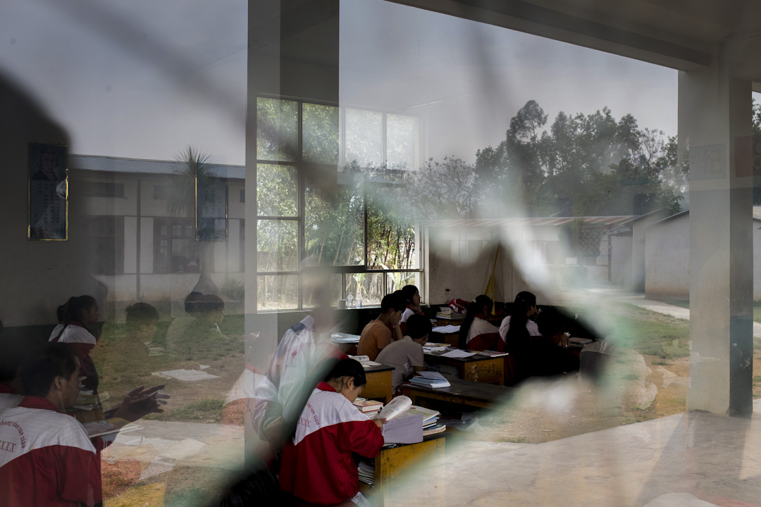果敢地区的22,000多名学生,还有6,000多名尚未返校就学,而207所学校中只有120所复课。在战区办学困难重重,再加上历史与地缘关系影响,果敢与缅甸内地教育制度形成两条没有交集的平行线。