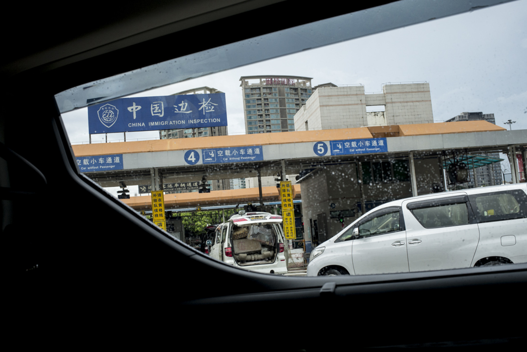 深港之间的人流来往越发频繁,2016年全年,深港之间的出入境人数高达2.39亿人次。