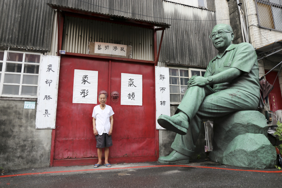大半辈子专作蒋介石雕像,现年93岁的雕塑家魏立之。