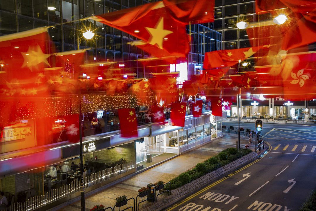 2017年6月27日,一片片国旗和区旗在香港的闹市中高高扬起,准备欢迎国家主席习近平访港,并迎接香港主权移交二十周年的大日子。