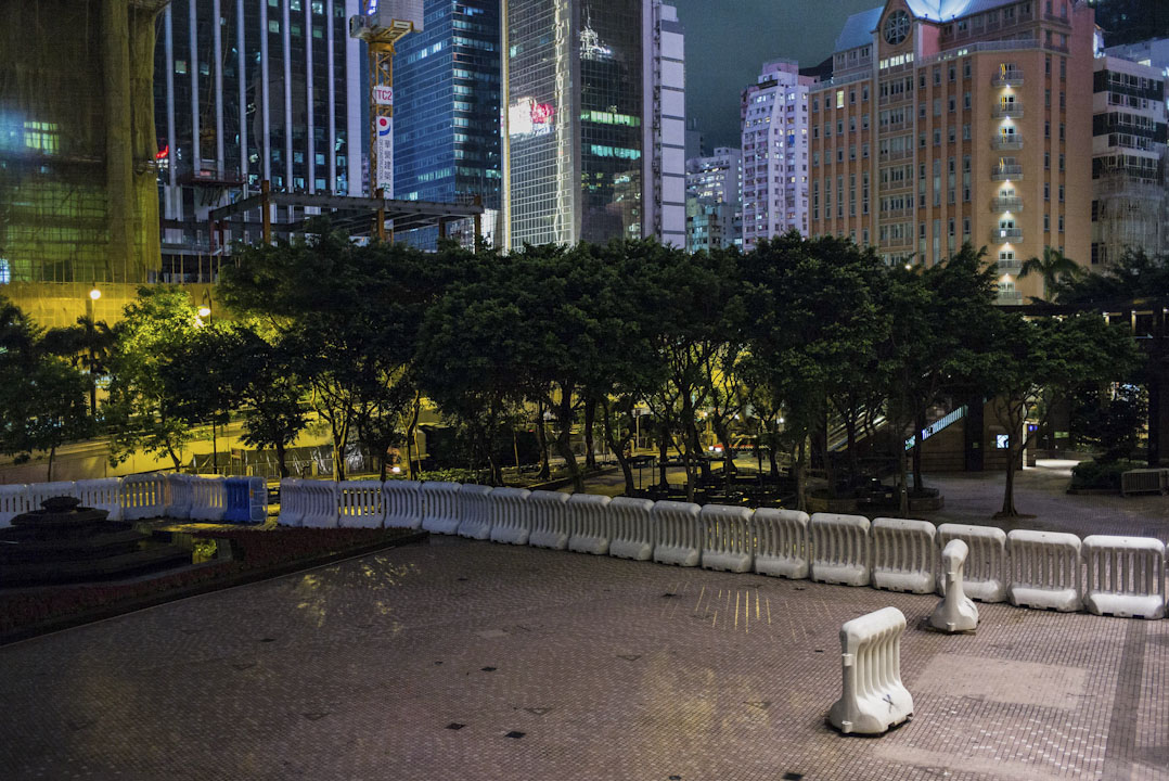 2017年6月27日,国家主席习近平即将访港,警方在香港会议展览中心外架设大型水马,保安高度严密。