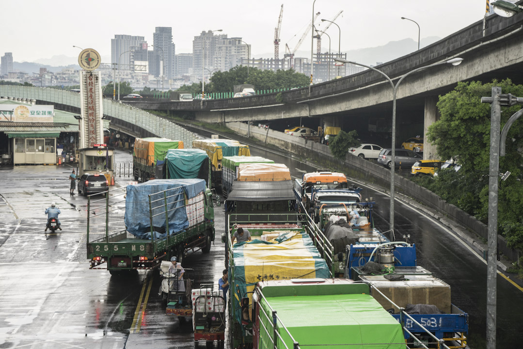 菜車陸陸續續在一市外河堤邊排隊,直到順利卸貨為止。