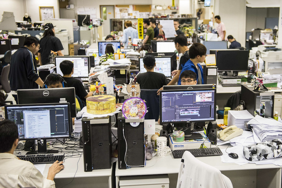 壹傳媒集團近日公佈在香港和台灣同步推動的「創業計畫」。大致是《蘋果》記者的身份將從「員工」轉為「外包商」,記者已經不再是受僱用的「勞工」,而是「自僱工作者」,甚至是個「工作室」的負責人。黎智英帶領的《蘋果》資方,從原本必須面對一個由採、編、業、印等部門員工組成的工會,改成只要面對一群「外包個體戶」。圖為壹傳媒位於香港的辦公大樓,記者們在編輯室工作。