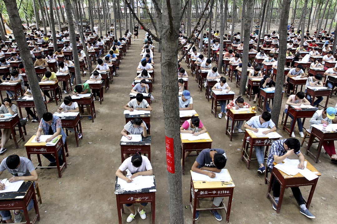 一個被反復爭論的問題是，AI教育作為一套高成本的教學工具，會不會造成教育階層的分化。有錢學校可以購買AI系統，而偏遠地區的貧寒學生，沒有AI助力，是不是更難考上北大清華？