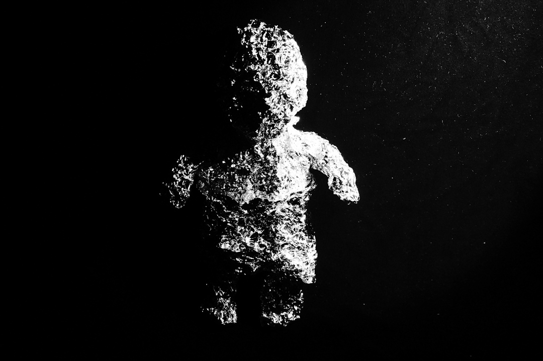 在劉霞的作品中其中一個主題是「孤獨的星球」,從這張照片可以看到。這些用摺皺起來的鋁箔紙造成的形狀撞在漆黑的背景上有如星球在太空中漫遊。 但劉霞想表現的彷彿是她內心的寂寞和孤獨,圍繞住她的一切,都像鋁箔紙般冰冷的。鋁箔紙被壓皺後,雖然表面會呈現凹凸不平的痕跡,但不會崩裂,反而還會反射出閃閃發亮的光。它還能被揉捏成不同的形狀,有像鳥巢的、也有像她給劉曉波的人型玩偶的。