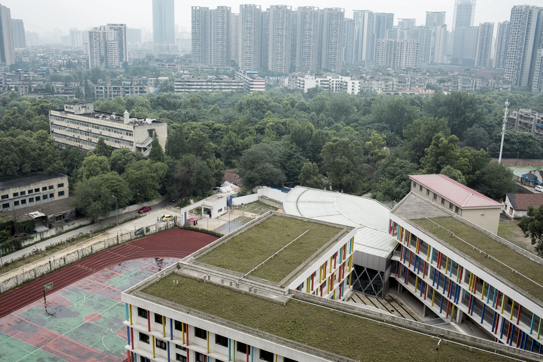 位於馬家溝160號的小學，引發周邊六個樓盤業主的爭奪；遠處高樓林立的地區即是攀成鋼片區。