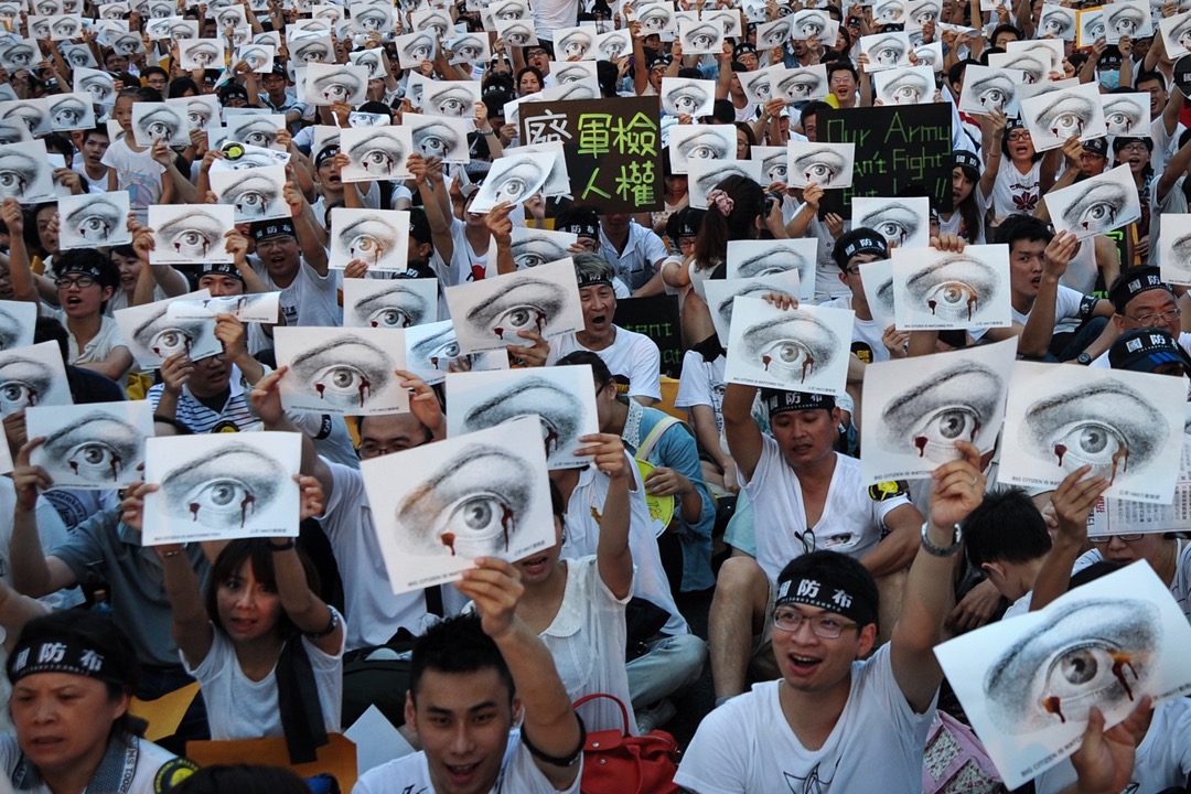 2013年8月3日,台北群眾響應號召參與在台灣總統府對出的凱達格蘭大道舉行的「萬人送仲丘」集會,要求政府就軍人洪仲丘在禁閉室悔過期間死亡案交代真相,並要全面檢討軍事審判制度及軍中的人權議題,包括在非戰爭時期,將軍法審判全面回歸一般司法機關處理。