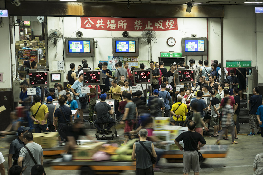 在這沒有證交所、沒有內線、沒有財經名嘴的拍賣市場裡,是一群經驗老到的拍賣員與承銷人,天天搭著市場的脈搏而行。