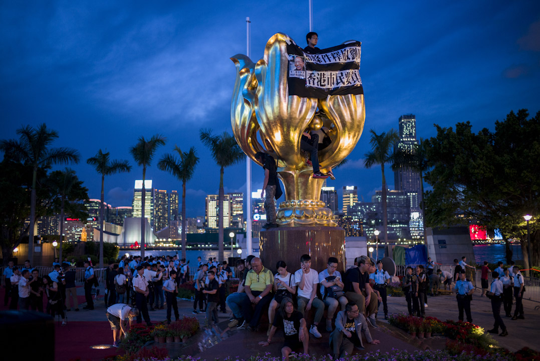 2017年6月28日,习近平访港前夕,香港众志、社民连、人民力量等多个政党或团体的成员抢占湾仔金紫荆广场,警方入夜后将示威者逐一押走,清场行动历时近3小时。警方共拘捕26人,指他们涉嫌犯下“公众妨扰罪”。