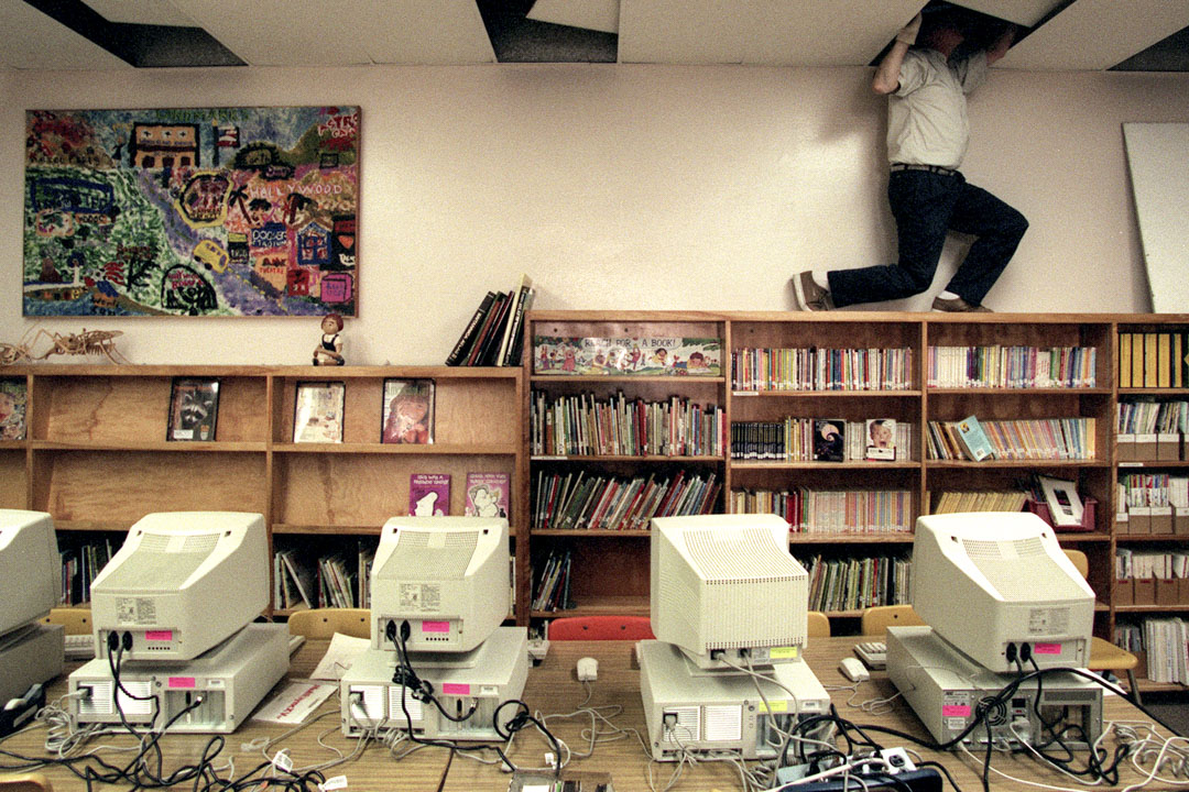 知識現在不僅僅存在於圖書館、博物館和學術期刊裏。它不僅僅存在於個人的大腦裏。知識現在具有了網絡的屬性,而這一網絡,不僅存在於商業、政府、媒體、博物館、圖書館中,也存在於人們隨時隨地溝通的想法中。