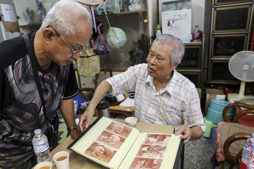 铸造师傅陈文雄(左)和艺术家林木川(右)。