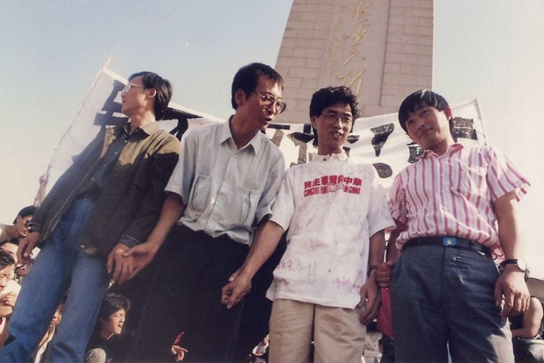 刘晓波(左二)曾于1989年4月26日由美国返回中国参与八九民运,于6月6日被北京政府拘捕入狱。