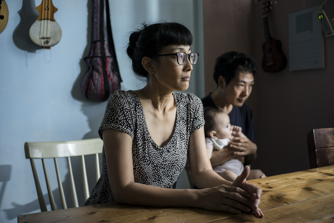 蔡咏晴生完第一胎后,调养才两个月后,就得拖着疲惫的身躯出门工作,由龙珠负责在家照料孩子。虽然有了立委介入后,龙珠可以合法来台,但每次最多只能停留180天,龙珠又得花钱买机票出境。回想起那段家不像家、人不像人的岁月,两人脸上满是无奈。