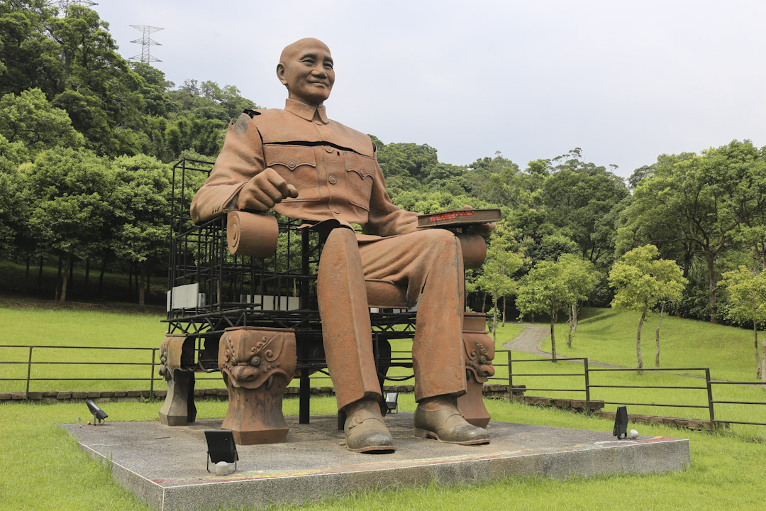 原安放在高雄文化中心的巨型蒋介石铜像,由林木川所造,于 2007年被拆解后送到桃园慈湖雕塑公园,由年轻艺术家使用后现代方式重新建构,命名为《伤痕 再生》,与其他218座铜像一同安放。