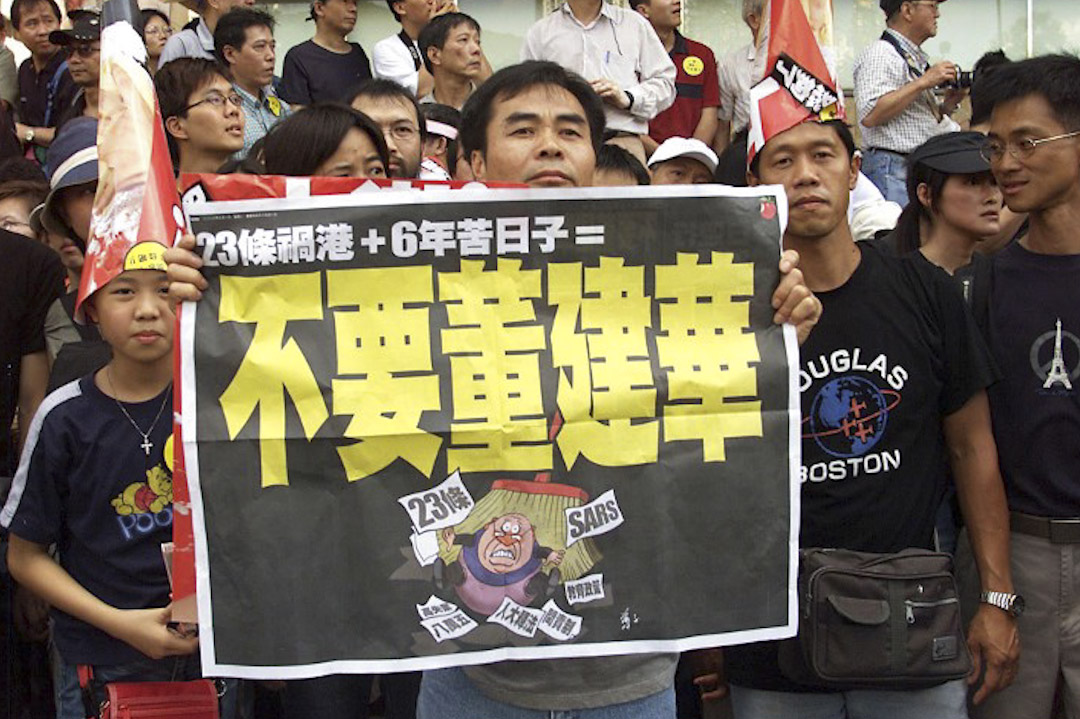 近年在香港的大型民主運動時,《蘋果日報》都會加印一張宣傳海報包在報紙的正刊外頭,舉起來就是抗議群眾的標語。在民主社會,這不是一份嚴肅的報紙應該做的事,但因為黎智英對抗的是被不少港人認為百倍邪惡的中國共產黨,輕重對比,儘管在學院裡仍有批判聲音,但大部分傾向民主派的讀者放過了壹傳媒集團的不專業,壹傳媒更一度成為香港民主派陣營的要角。圖為2003年七一遊行,《蘋果日報》當天發行的倒董海報。