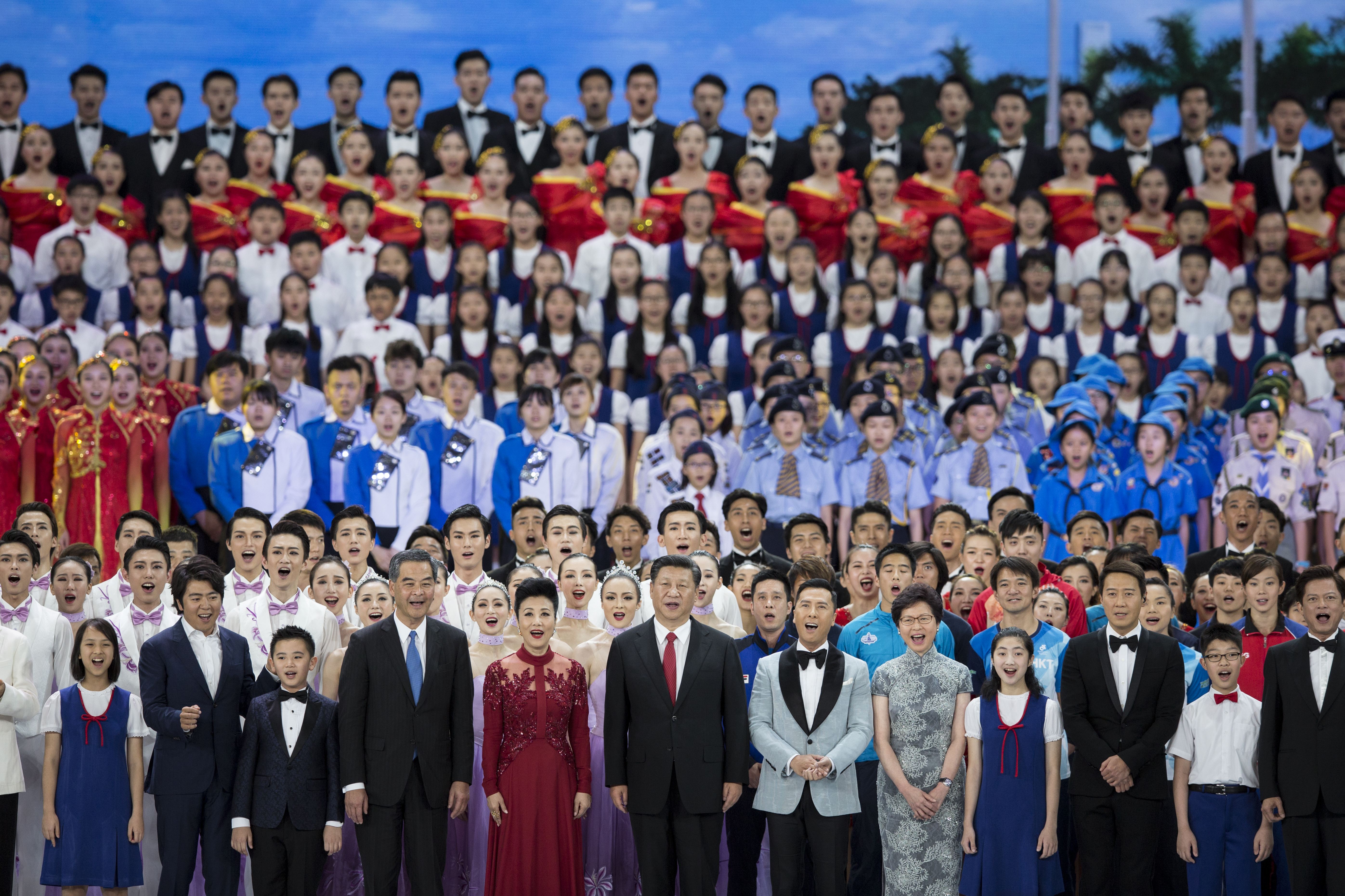 2017年6月30日,国家主席习近平连同夫人彭丽媛出席于湾仔会议展览中心举行的香港回归20周年文艺晚会。习近平于晚会尾声应邀上台,与表演嘉宾一同高唱《歌唱祖国》。