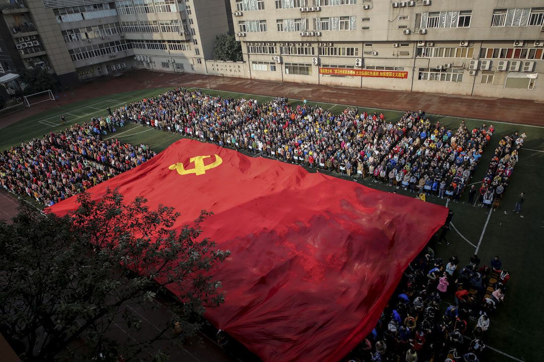 2016年2月24日，一間中學的3000多名學生於開學典禮上，展示一幅巨型中國共產黨旗幟，及聽取愛國主義教育演講。