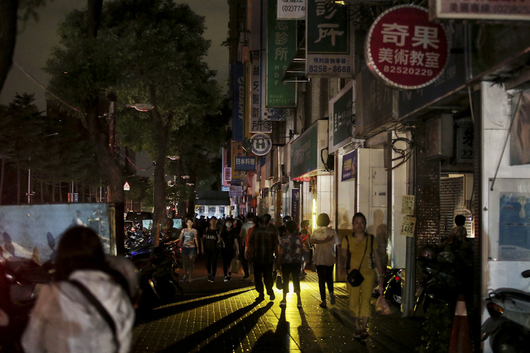 2017年8月15日,台灣,停電問題晚間造成新北市板橋區道路號誌異常,文化路一帶的店家都歇業。
