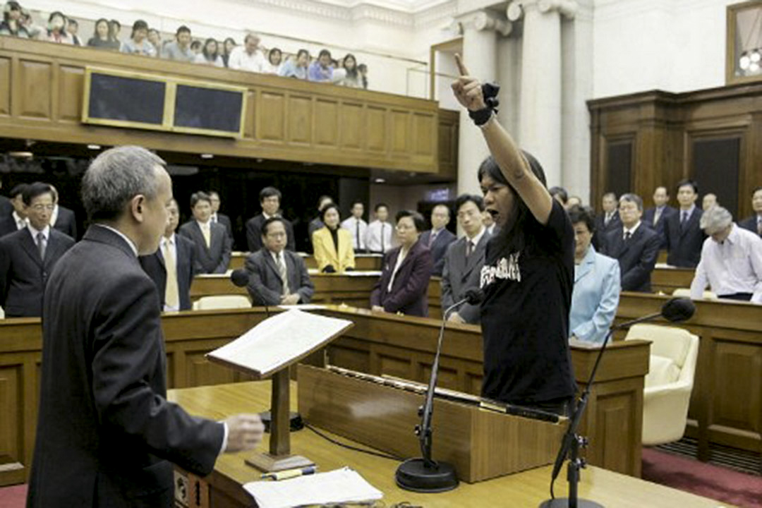 2004年,梁國雄於立法會宣誓就任時修改誓詞。